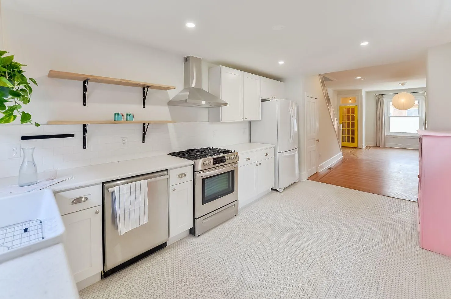 3 bed, 1100 sqft, $1,850 — Photo 1