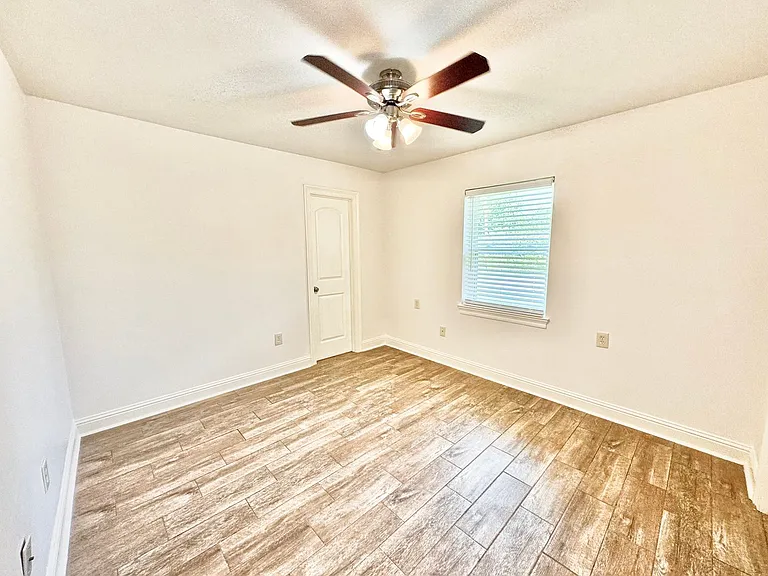 8740 Aubin St — Photo 10
