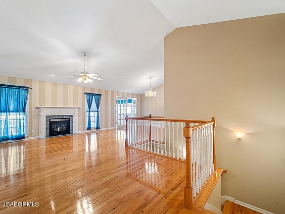 3rd image of 806 Strasburg Ct