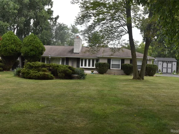 29140 Briarbank Ct, Southfield, MI 48034