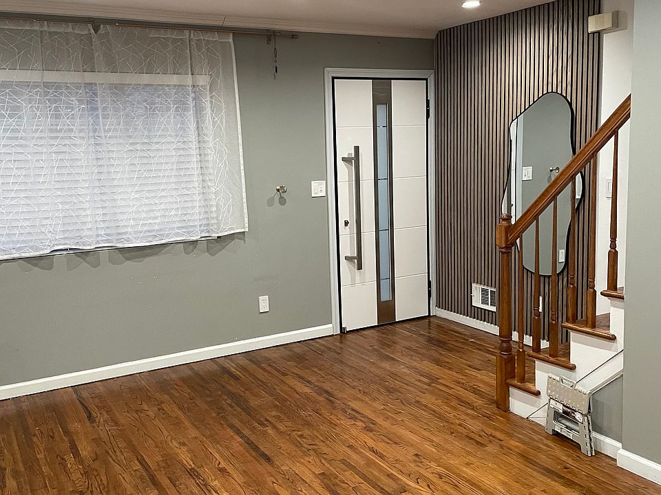 1st image of 15 Weed Ave #1