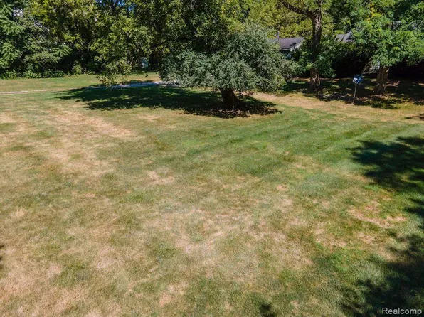 25690 W Forteen Mile Rd, Bloomfield Hills, MI 48301