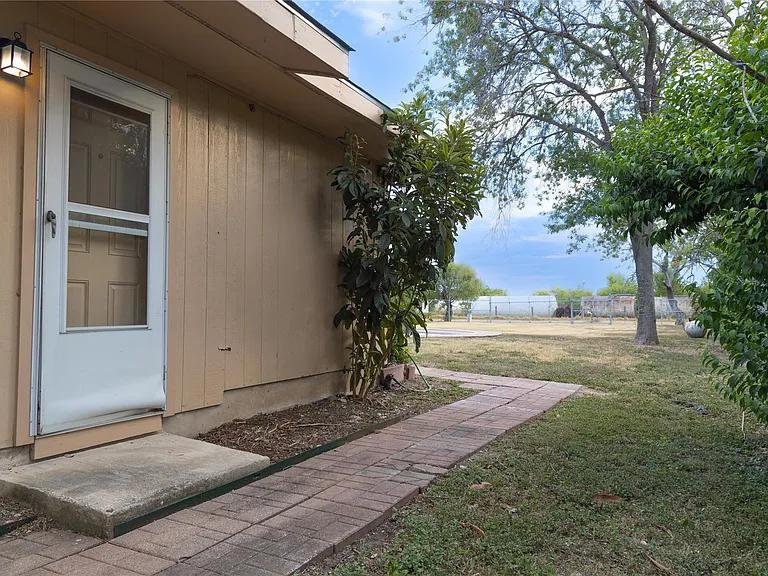 1430 N State Highway 46 — Photo 16