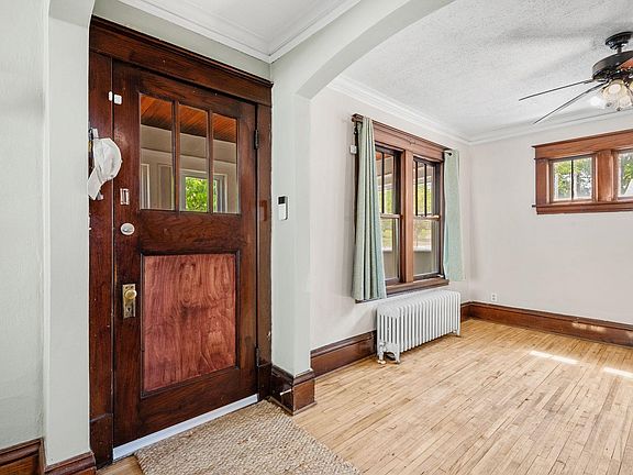 5th image of 319 Earl St