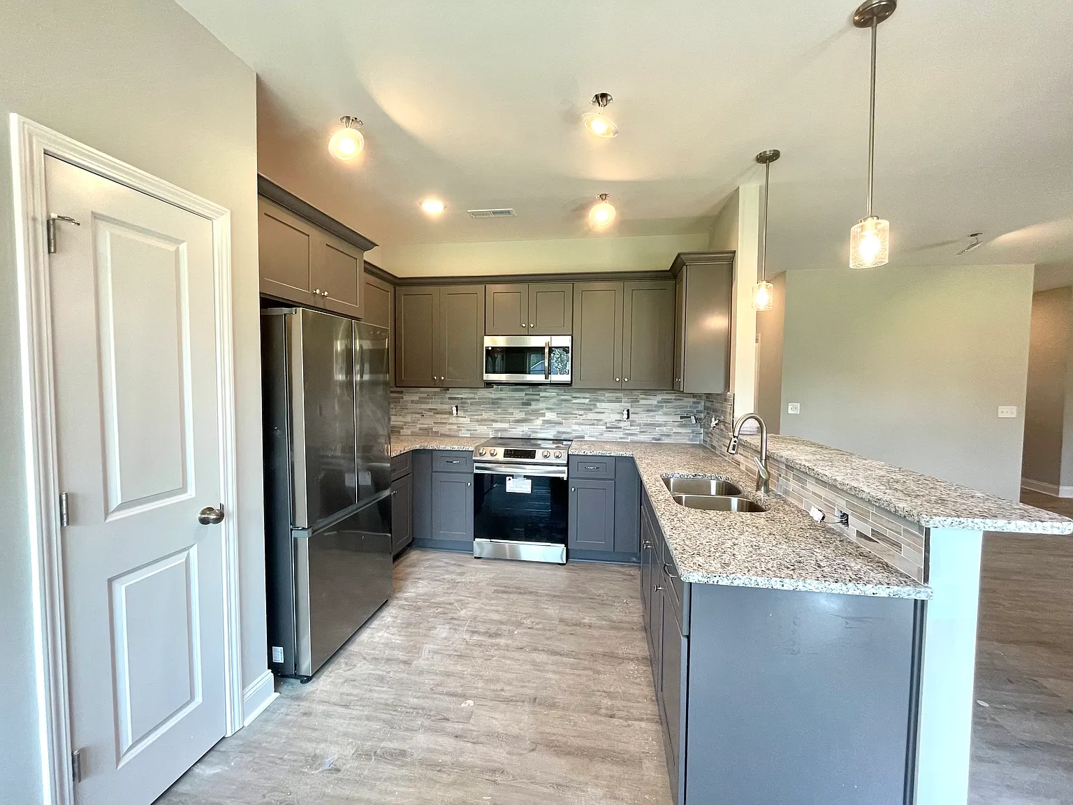 4 bed, $2,100 — Photo 3