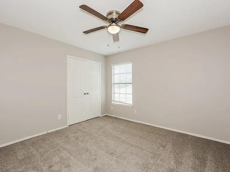 423 Barton Dr — Photo 14