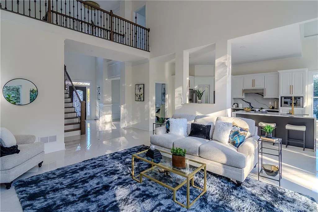 6 bed, 4.5 bath, 5505 sqft, $8,500 — Photo 2