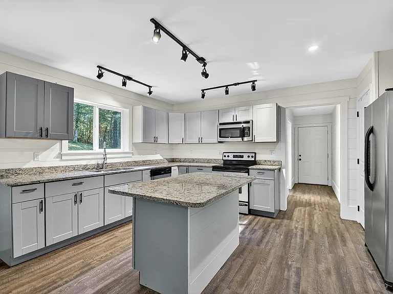 380 Hardscrabble Rd — Photo 5