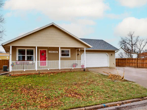 106 2nd St NE, State Center, IA 50247