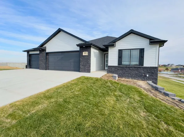 6301 12th Avenue Pl, Kearney, NE 68845