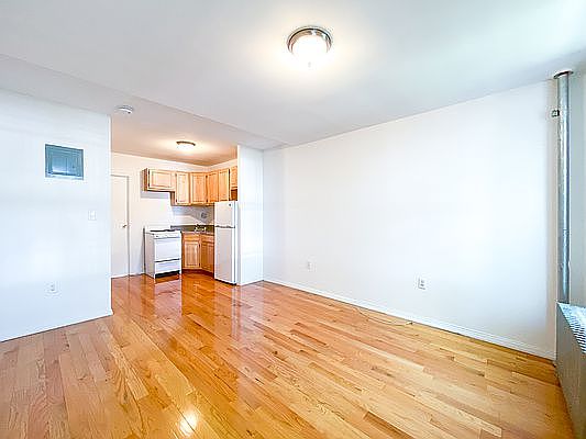 3rd image of 319 E 5th St APT 17