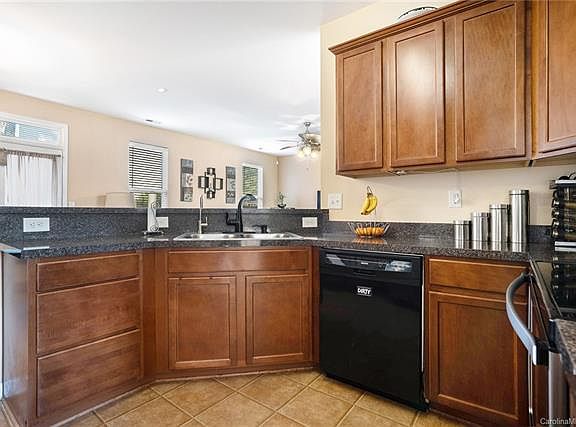4th image of 4264 Bathurst Dr