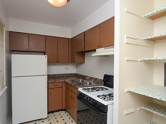 2nd image of 3160 N Cambridge Ave #704