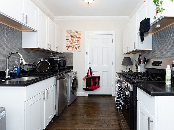 2nd image of 3819.5 N Greenview Ave #W3