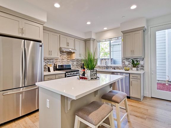 4th image of 8542 Bayshores Ave