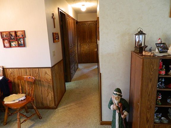 Hallway to bath & bedrooms