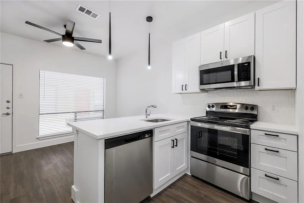 Building Photo - 908 Poplar St #105