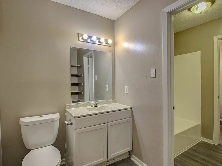 Westbridge Apartments Bathroom