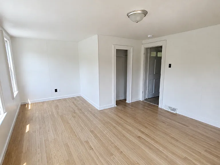 623-625 Nott St — Photo 9