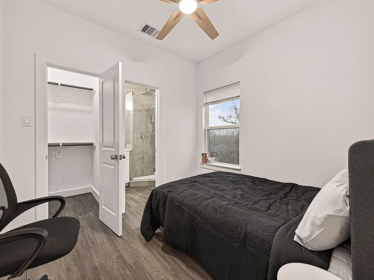 4 bed, 10.0 bath, 2414 sqft, $1,118 — Photo 1