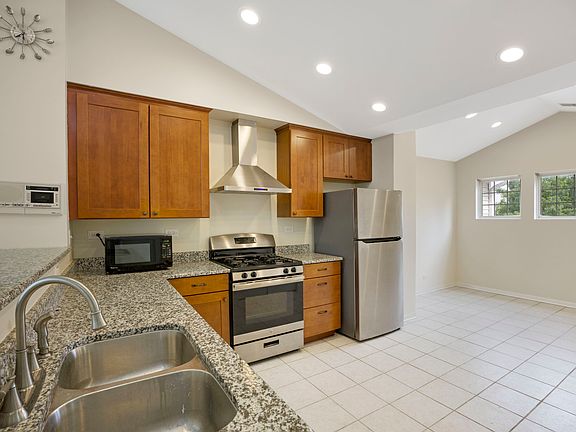 3rd image of 3073 Kentshire Cir