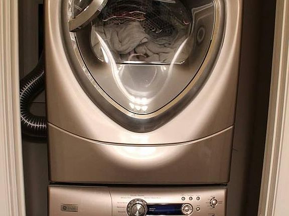 5th image of 701 Royal Ct #401