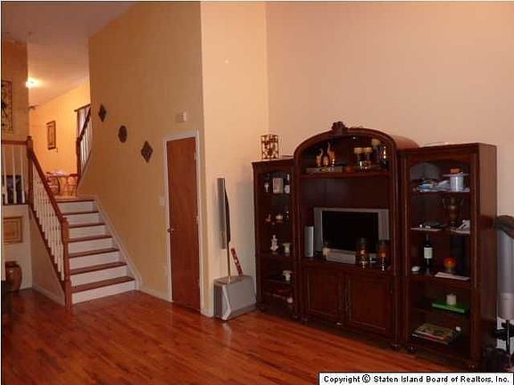 5th image of 18 Layton Ave