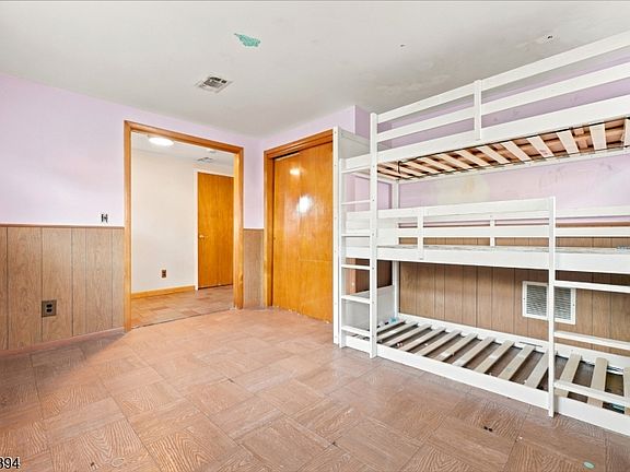 3rd image of 31 Beachwood Rd