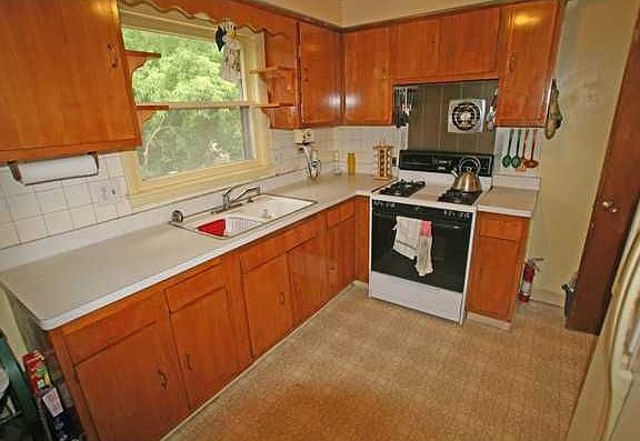 3rd image of 174 Norwood Ave