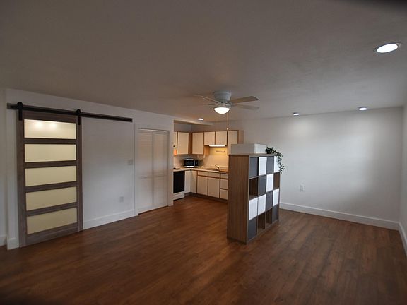 4th image of 526 S Presa St #8