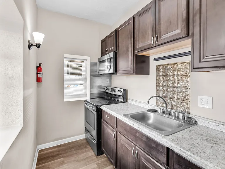 439 W Walnut St — Photo 18
