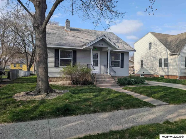 832 9th St NE, Mason City, IA 50401