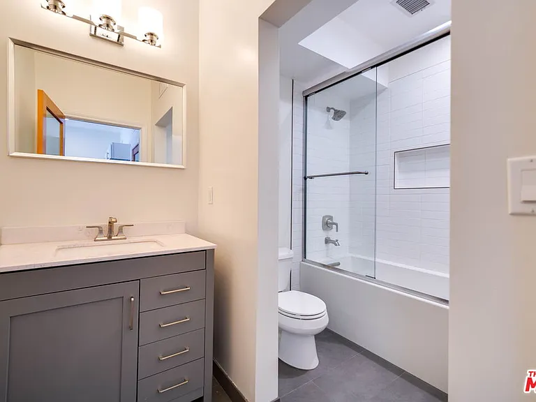 1411 Cloverfield Blvd #B — Photo 9