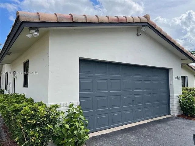 4 bed, 2.0 bath, 2063 sqft, $4,700 — Photo 4