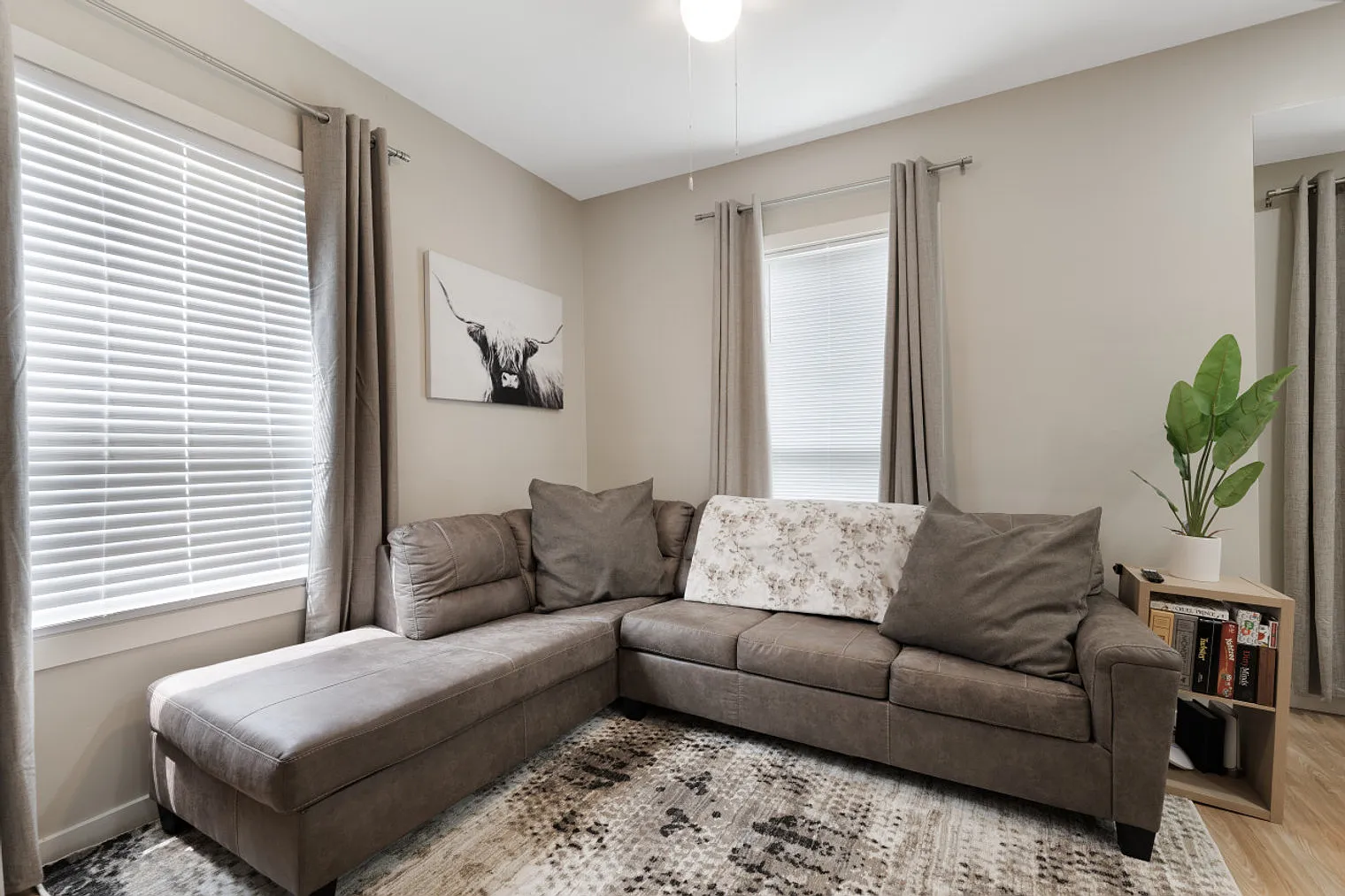 3 bed, 2.0 bath, 1334 sqft, $5,756 — Photo 2