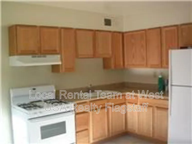 2219 E Dortha Ave #6 — Photo 2
