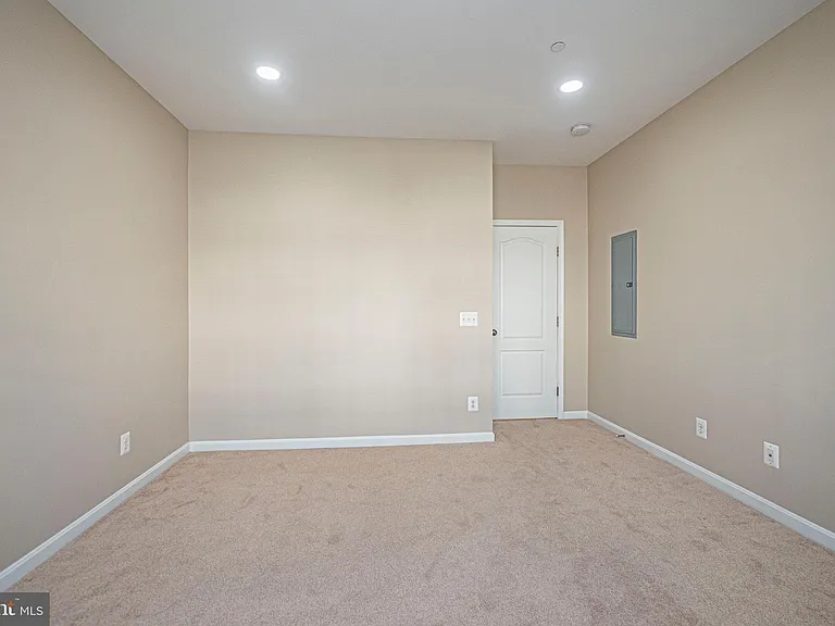 24680 Byrne Meadow Sq — Photo 25