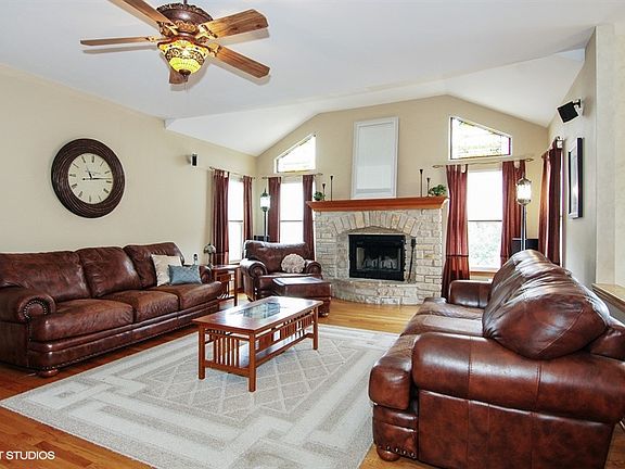 2nd image of 692 E Thornwood Dr