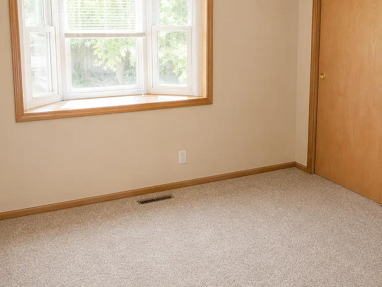 919 Queens Ct — Photo 11