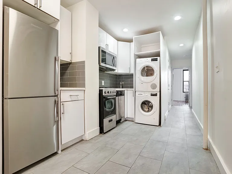 154 E 7th St #3 — Photo 1