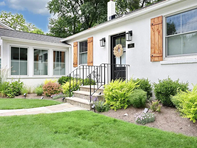 324 Godwin Ave — Photo 1