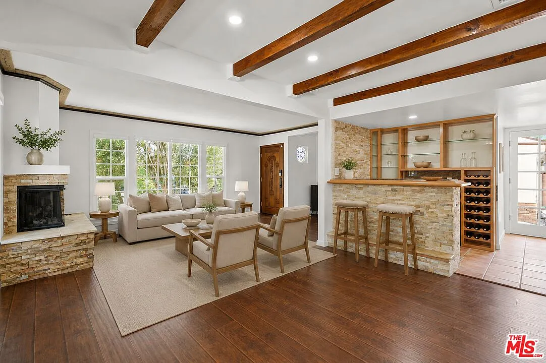 3 bed, 2.0 bath, 1850 sqft, $5,500 — Photo 4