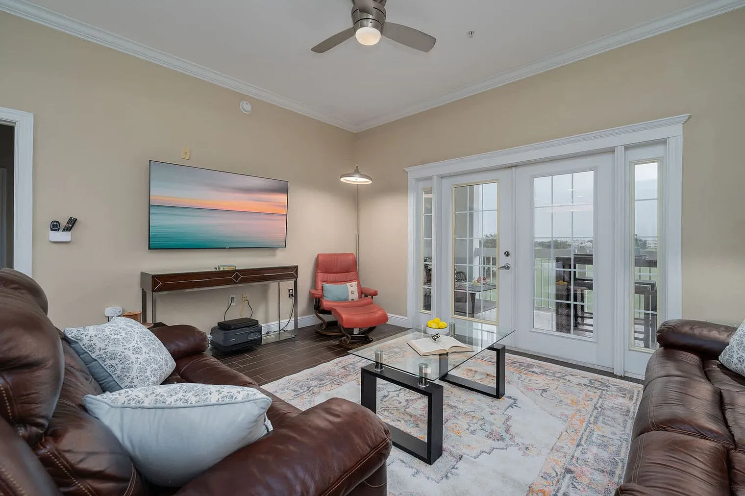 3 bed, 2.0 bath, 1334 sqft, $3,208 — Photo 3