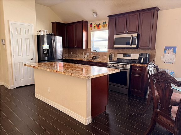 3rd image of 1422 Meadowhigh Ln