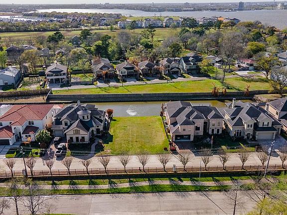 2nd image of 211 Blue Water Way