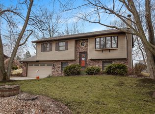 8570 Monfort Dr, Saint John, IN 46373