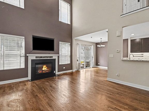 3rd image of 11044 W 72nd St