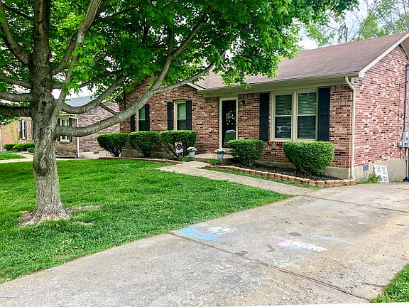 2nd image of 1829 Oakwood Dr