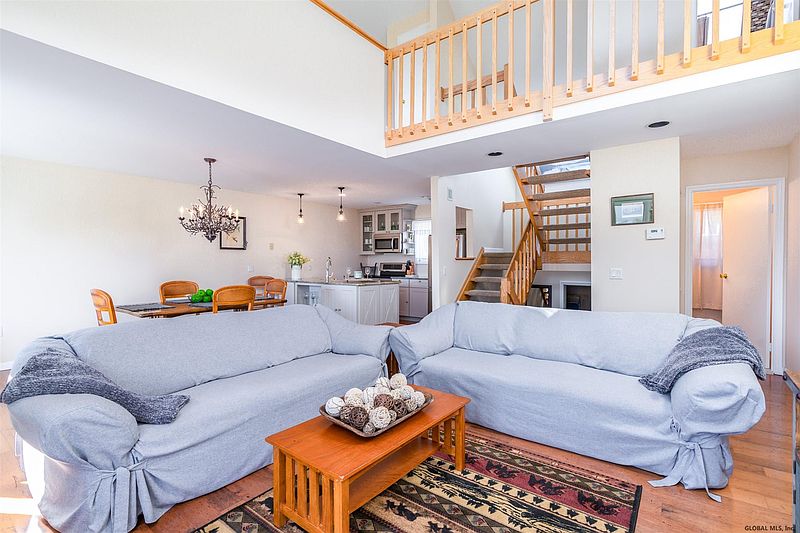 4th image of 10 JUNIPER HILL Drive