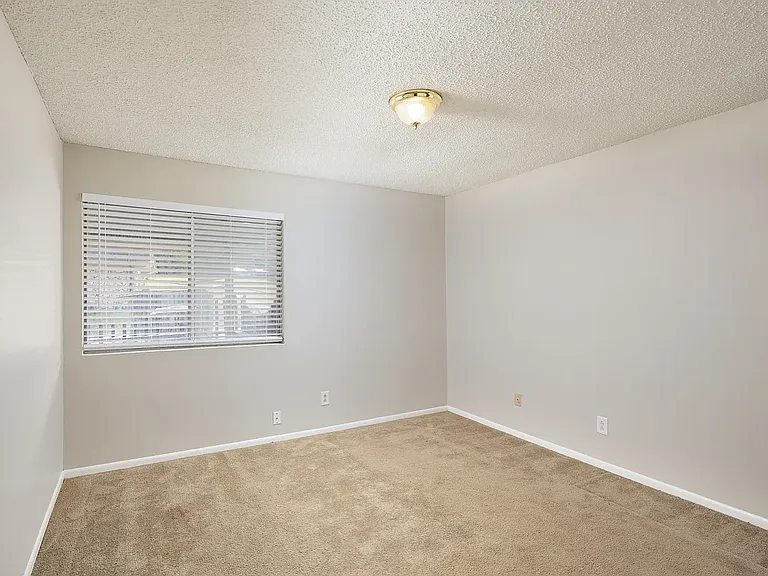 Hartford House Apartments — Photo 8